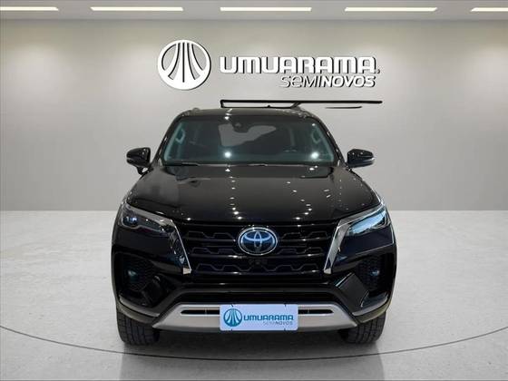 TOYOTA HILUX SW4 2.8 D-4D TURBO DIESEL SRX 7L 4X4 AUTOMÁTICO TOYOTA HILUX SW4 2.8 D-4D TURBO DIESEL SRX 7L 4X4 AUTOMÁTICO